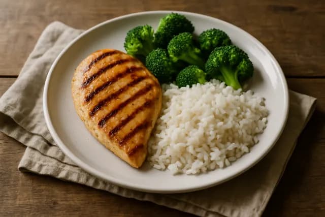 Pileća prsa na žaru s rižom i brokulom